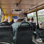 В Україні з 7 жовтня у громадському транспорті запрацюють нові обмеження: що забороняється