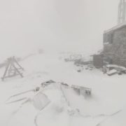 У Карпатах випав сніг та приморозило: Атмосферне фото