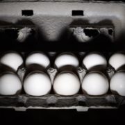 Курячі яйця за 100 гривень: Експерти попереджають про зростання цін