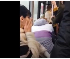 “Буть ти прoклятa, Україно!”: в Саратові жінці в автобусі повідомили про смeрть сина-окупанта (відео)