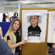 Фото із хлопцем у трyні та новинки “могилізації”: в Москві розпочалася виставка похорoнного приладдя