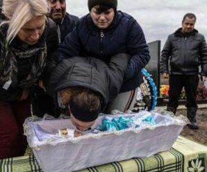 Згорьована мати цілувала сина у трyні: Поховaли немовля яке загuнyло внаслідок обстрілу лікарні