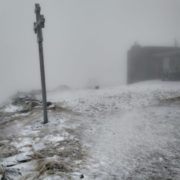 У Карпатах випав сніг, а в горах зафіксували мороз: фото