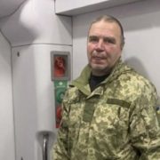 Військового, який їхав з фронту вигнали в тамбур через “поганий запах”: Скандал у поїзді “Укрзалізниці”