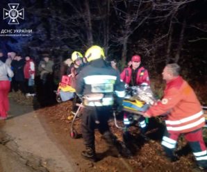 У Франківську автобус злетів з дороги у дерево, 14 людей госпіталізовано