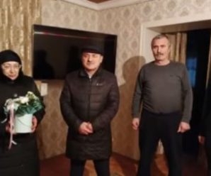 Акція “Обміняй тата на тортик”: у Дагестані родичам загиблих на війні подарували солодощі та квіти (відео)