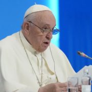 “З українцями в серці”: Папа Римський закликав святкувати Різдво скромно, а заощаджене – передати Україні