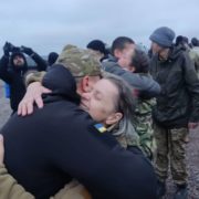 Із російського полону повернулися 140 захисників: СБУ показала ексклюзивне відео великого обміну