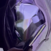 В під’їзді знайшли сумку з кількома тисячами доларів та десятками тисяч гривень (відео)