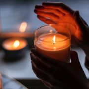 Молитва під час блекауту: Мережу вразило відео, як родина з Львівщини співає “Боже великий”