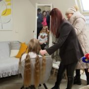 Юна волонтерка із Прикарпаття продала свою 50-сантиметрову косу, щоб зібрати кошти на ЗСУ