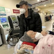У Китаї багато померлих від COVID: морги дають родичам 5-10 хвилин на прощання