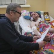 “Незважаючи на невтішний діагноз”: Батько 5 місяців не відходить від ліжка важкопораненого сині і сталося диво