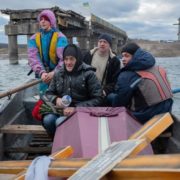 Мати човном везе трyну з тiлoм сина-військового: у Мережі показали болісне фото