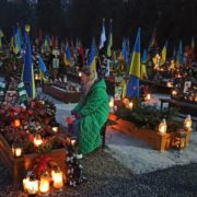 “Тільки хай все це буде не дарма”: на кладовищі на могилі військового навіть уночі сидить молода вдова (ФОТО)