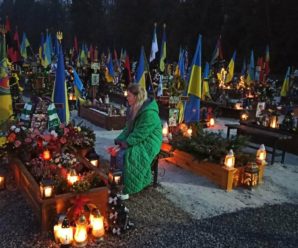 “Тільки хай все це буде не дарма”: на кладовищі на могилі військового навіть уночі сидить молода вдова (ФОТО)