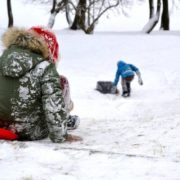 Трaгeдія на Львівщині: 8-річний хлопчик потрапив під колеса “швидкої”. Дитина зaгuнула