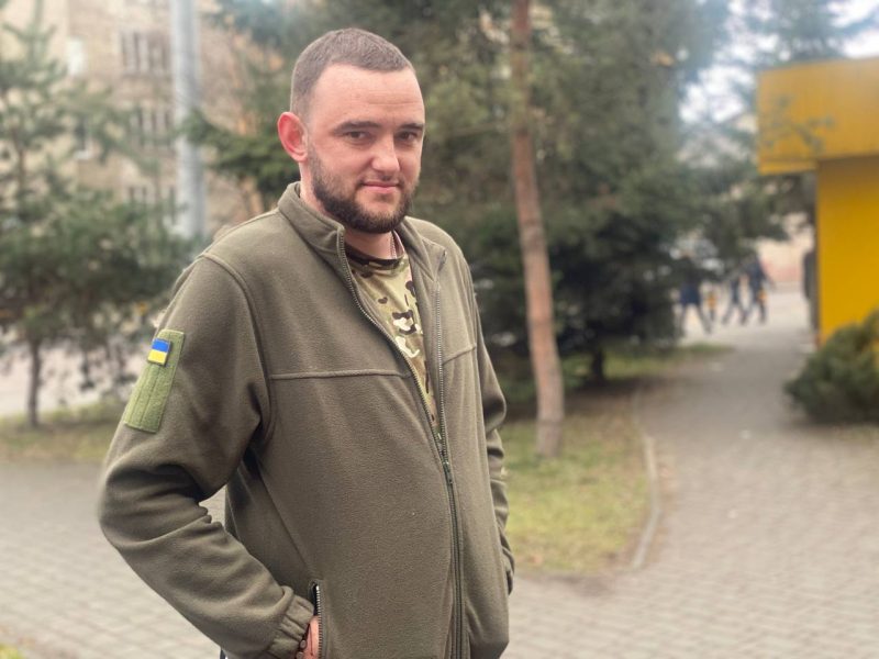 «Я просив, щоб мені відрізали ногу»: франківський боєць майже рік живе ...
