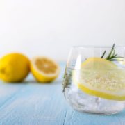 Дівчина пила воду з лимоном щодня протягом місяця та нарахувала 5 головних змін у здоров’ї