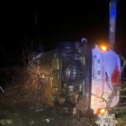 Прикарпатські патрульні встановили особу ймовірно нетверезого водія, який не впорався з керуванням, вчинив ДТП та втік