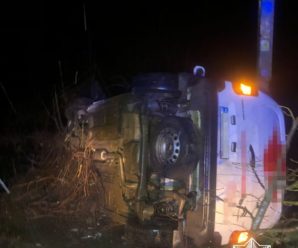Прикарпатські патрульні встановили особу ймовірно нетверезого водія, який не впорався з керуванням, вчинив ДТП та втік