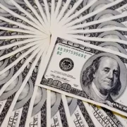 “Долар продовжує стрімко дорожчати”: експерти пояснили, що відбувається на ринку обміну валют