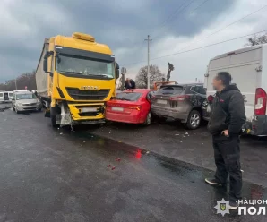 На Заході України сталася масштабна ДТП: Постраждали 7 автомобілів (ФОТО)