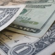 Курс валют у квітні: Експерт спрогнозував, якими будуть євро і долар