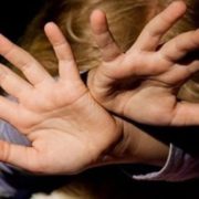 Батько-одинак роками ґвалтував своїх неповнолітніх доньок