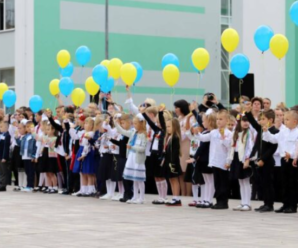 У школах України знову будуть викладати на двох мовах