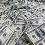 “Долар готується до різкого стрибка?”: експерт пояснив, чи варто чекати “сюрпризів” на ринку обміну валют у квітні