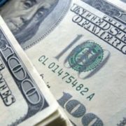 “Долар вразив усіх, курс валют приголомшує”: Експерти сказали, чи треба українцям бігти в обмінники