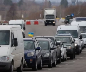 Черги на кордонах: Українці масово повертаються додому