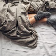 Всім людям варто спати у шкарпетках: Експерт пояснив чому