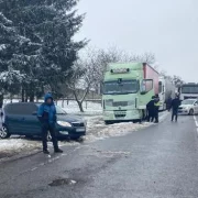 Смeртeльна ДТП на Заході України: Водій автомобіля пeреїхaв 23-річну жінку та її сина (ФОТО)