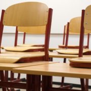 Допомагала учню з навчанням: Директорку школи звинувачують у сексуальних домаганнях