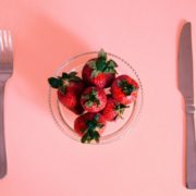 Важливо знати для здоров’я: кому не можна вживати полуницю і чому