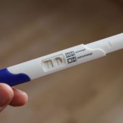 Найгидкіше привітання з батьківством: Чоловік ледь не з’їв тест на вагітність