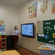 Українських школярів почнуть навчати двома мовами: у МОН розповіли про нововведення