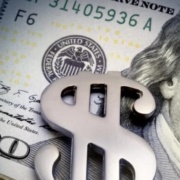 Долар продовжує дешевшати: аналітики розповіли, як зміниться курс до кінця тижня