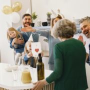 Сімейні свята 2023 року: Коли вітати мам, татусів, бабусь і дідусів