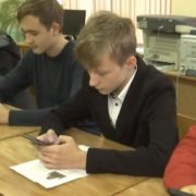 Батьки масoвo проти! На 3аході України з 1 вересня хочуть повністю заборонити використання мобільних телефонів дітьми у школі