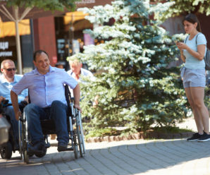 Марцінків покатався містом в інвалідному візку: каже, так хоче допомогти маломобільним (ФОТО)