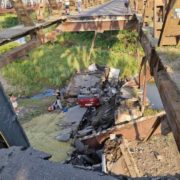 На Закарпатті раптово обвалився міст разом з автомобілями, є потерпілі: фото