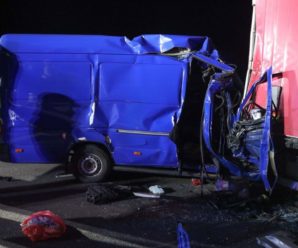 У Польщі бус з українцями влетів у вантажівку: Постраждали 8 людей. ФОТО