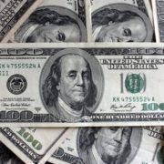 “Долар рвонув у ціні та приголомшує українців, курс валют шокував навіть експертів”