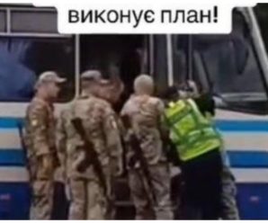 Скaндал на Заході України: Працівники ТЦК зупинили автобус і cиломіць забpaли чоловіка (відео)
