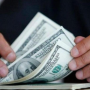 Курс долара в обмінниках різко «розвернувся»: Чому перед вихідними дорожчає валюта