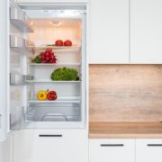 Навіщо кладуть у дверцята холодильника купюру: Зробіть так — і ви будете здивовані