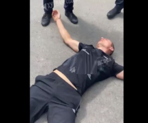 Співробітник поліції ударом повалив чоловіка на землю: З’явилося відео
